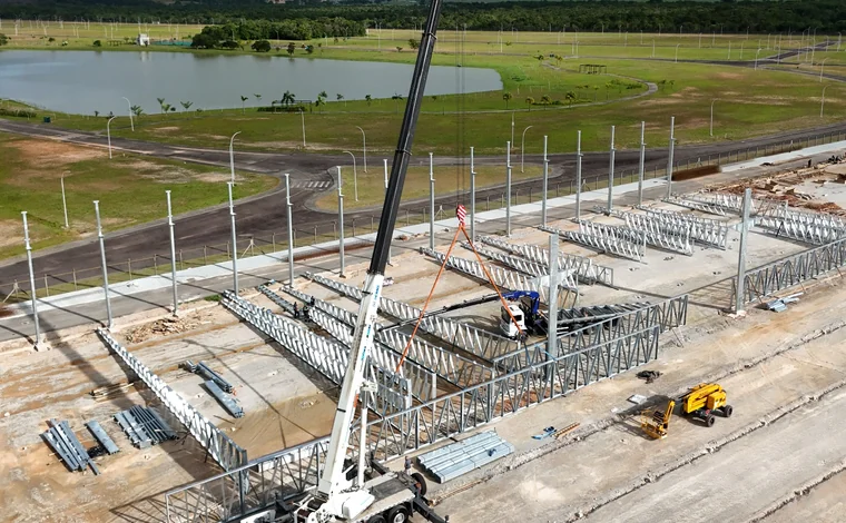 Construção civil com guindaste