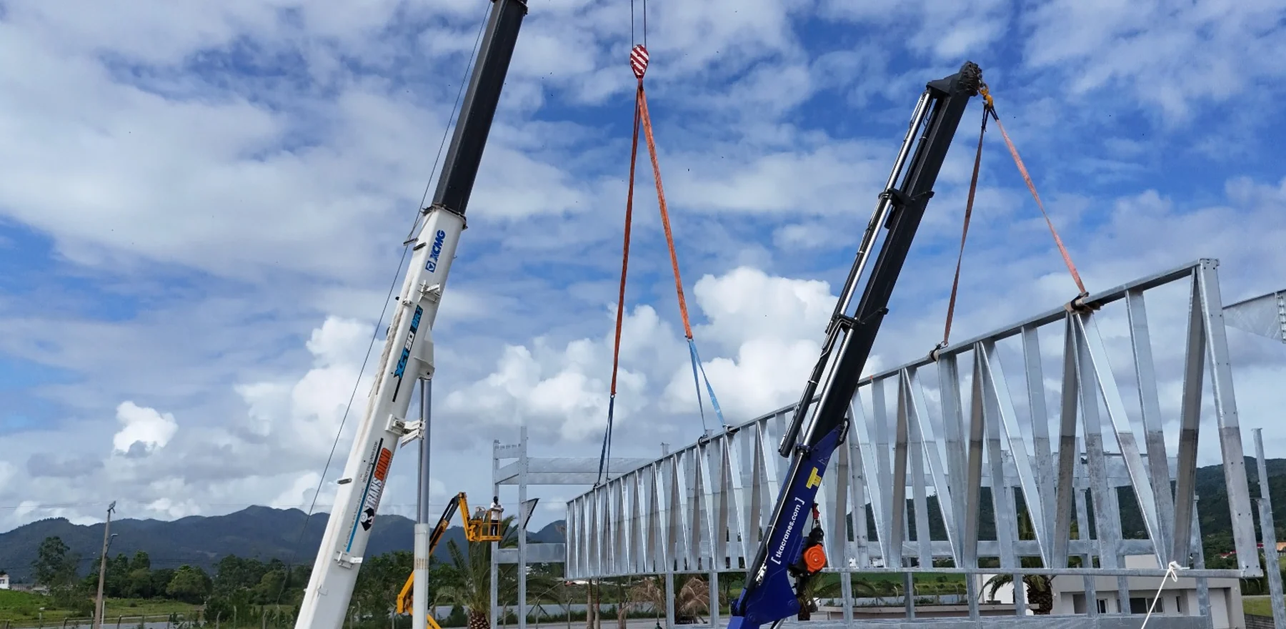 Guindaste Transguind em operação de içamento em obra